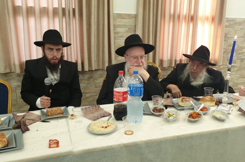שמחת הברית לבנו של ר' שמואל בוטמן, בהשתתפות בני משפחה וחברים, וזקני התינוק: הרב בוטמן, משפיע בישיבה בלוד, הרב הבלין מנכ