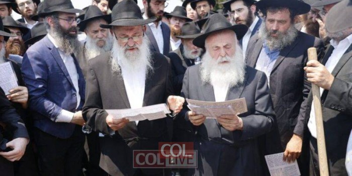 את הקדיש על קברו הפתוח של הגה
