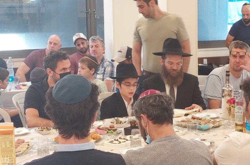 בהתוועדות הנחת תפילין לבן השליח בת