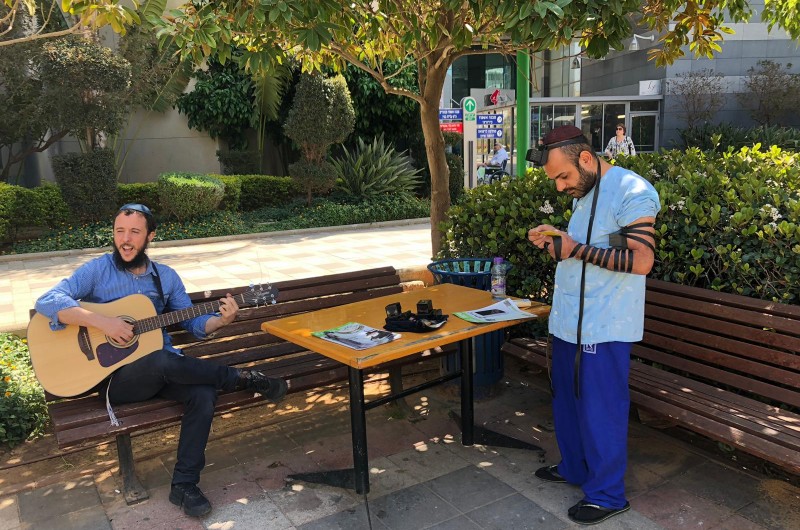  גישה 'קצת אחרת': כך זה קורה בדוכן תפילין הכי לא שגרתי