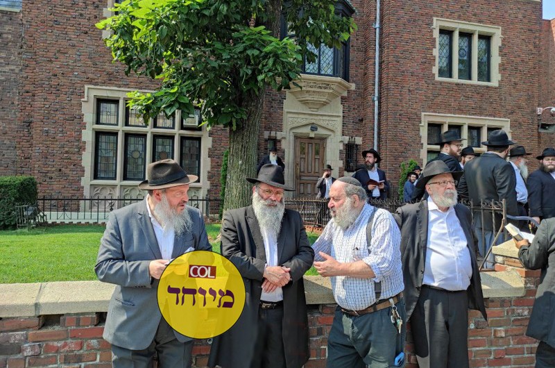  בכה בהלוויית ר' יואל: 