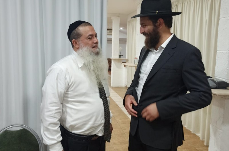 מזכה הרבים: ראש מוסדות 'יביע אומר' הרב יגאל כהן, נצפה בשיחה עם שליח חב