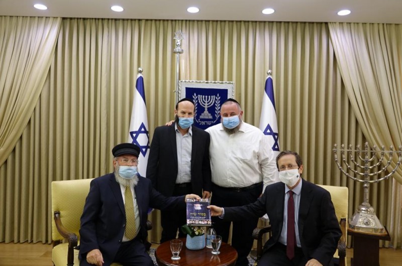 חסידי חב״ד בבית הנשיא: ברכו את הרצוג והפתיעו אותו בספר
