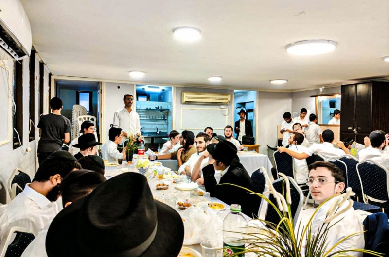 מסיימי שיעור ג' בישיבה בעיר בני ברק התוועדו וסיכמו שלוש שנים