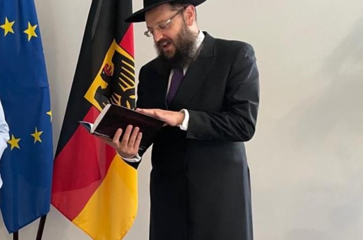מפתיע: בעיצומם של השטפונות בגרמניה, תפילה בלשכת השרה