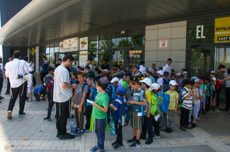 באולינג וחתונה: יומיים של חוויה בקעמפ 'לגיונו של הרבי' בנתניה