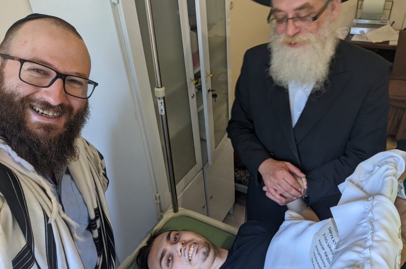 לזכות בעל ההילולא: בחור בן 20 נכנס בברית סמוך לציון בקזחסטן