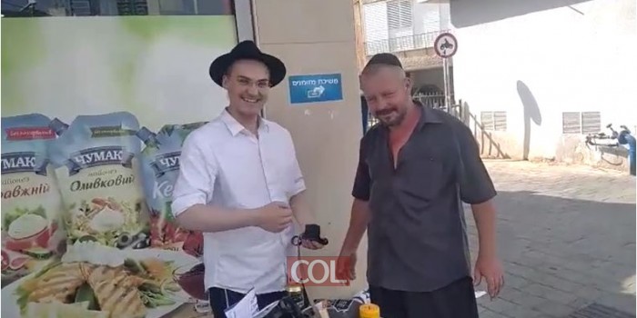 מבצע תפילין של תלמידי ישיבת 'הזאל הקטן' במגדל העמק, בריכוז דוברי רוסית בבת ים וברקע נשמעים ניגוני חב''ד ברוסית. צפו