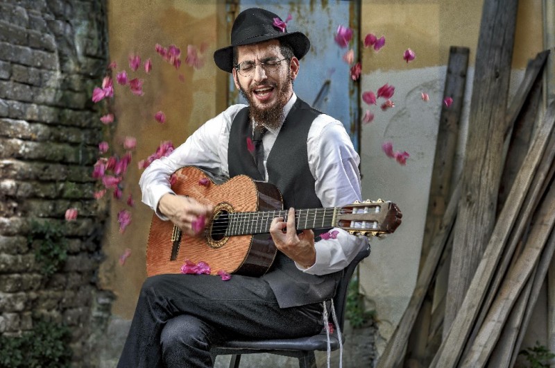 מנחם שוקרון מציג: 