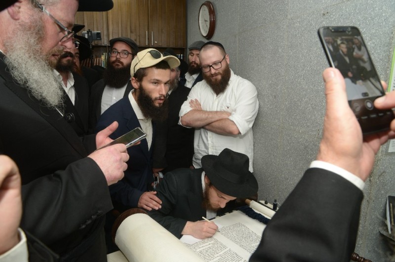 הכנסת ספר תורה בציונו של רבי לוי יצחק שניאורסון זצ