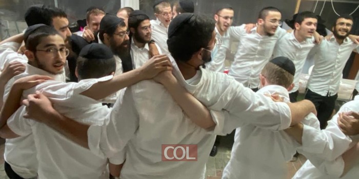 תמימים אינם נפרדים: המשפיע הרב מיכאל טייב מתוועד עם תמימים מסיימי שיעור ג' בישיבת תות