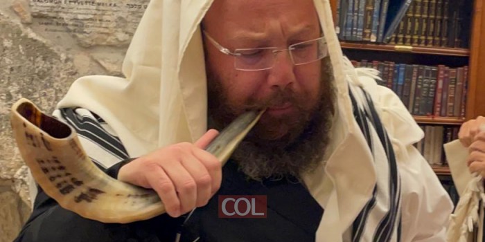 אדון הסליחות | השליח הרב מענדי גערליצקי מתל אביב בתקיעת שופר של חודש אלול בסיומו של סיור סליחות עם מקורבים בכותל המערבי