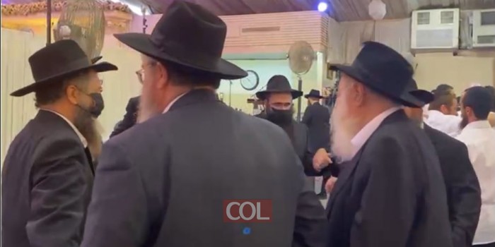 ריקוד המשפיעים: משפיעי ישיבה גדולה באור יהודה ר׳ דוד אבא זלמנוב, ר׳ משה הלל, בריקוד עם ר׳ זושא גורליק משפיע הישיבה בחתונת בתו עם התמים אליהו למשפחת שוחט מגדל העמק