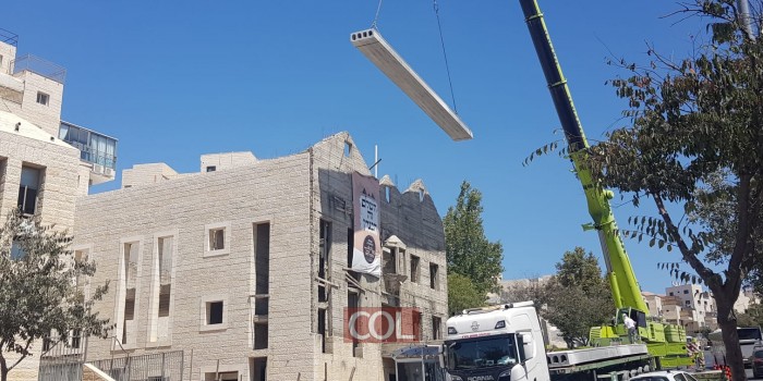 7 דקות ב-40 שניות: לאחר 15 שנה חוזרים בביתר ל-770 ברחוב המגיד ממעזריטש: הבוקר הונח הגג כשלב ראשון בדרך לסיום הפרוייקט. כך זה נראה (צילום: יוסי מיירס)