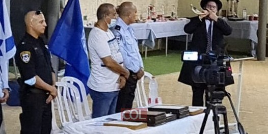בטקס הרמת כוסית למשטרת ראש העין בחצר בית חב