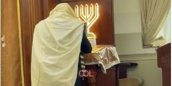 מַשְׁמִיעֵי תְפִלָּה הַשְׁמִיעוּ תְפִלָּתֵנוּ לִפְנֵי שׁוֹמֵעַ תְּפִלָּה: החזן הרב דב קעניג באמירת הסליחות בבית הכנסת 'זיילר שול' בנחלת הר חב
