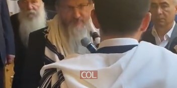 צפו: רבה של רוסיה, הרב בערל לאזאר בברכות בברית לנכד הנגיד ר' לוי הלוי לבייב, בבית הכנסת 'בלשוי ברוניא' במרכז מוסקבה. המוהל: רב העיר בריאנסק, השליח הרב מנחם מענדל זקלס