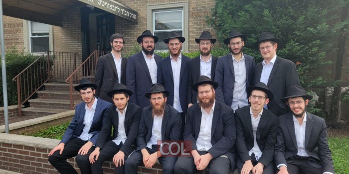 התלמידים השלוחים, שסיימו את שנת ה'קבוצה' בישיבה המרכזית ב-770 ונוסעים לישיבת איסטרא שבמוסקבה, בתצלום משותף בחזית בית אוהל חב