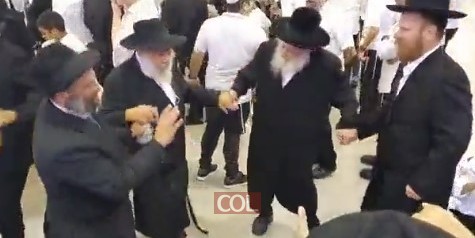בחתונת משפחות מחפוץ-שאער: מנהל מוסדות 'לב שמחה' של גור באשדוד, הרב שמואל גולדברג, בריקוד תימני מסורתי