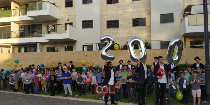 בסניף הפנסאים בלוד חוגגים 200 ילדים רשומים. חיילי צבאות השם נעמדו למסדר והפריחו בלונים. צפו