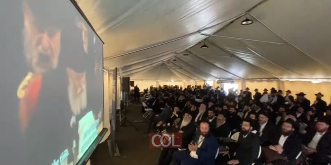 הכנה רוחנית: מאות שלוחי הרבי יושבים ב'טענט' הסמוך ל'אוהל הקדוש' וצופים במראות קודש של הרבי - לקראת הכניסה לד' אמותיו של המשלח • צפו