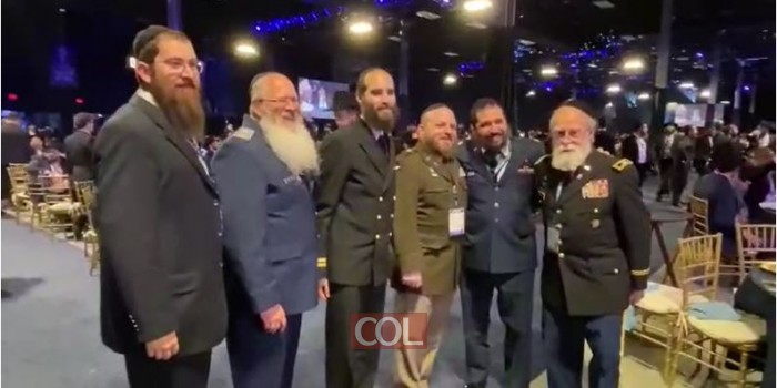 נְיֶעט נְיֶעט נִיקַאוָוא (אין עוד מלבדו): הזמר החסידי ר' שלמה שמחה בליווי תזמורתו של ר' אברימי גוראריה, במעמד ההצדעה לשלוחי הרבי. צלם COL לכינוס שניאור שיף