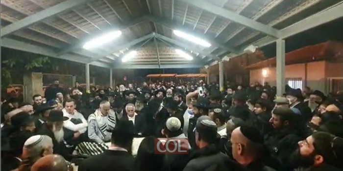 מנגנים ובוכים: ניגון 'צמאה לך נפשי' בהלוויית הגה