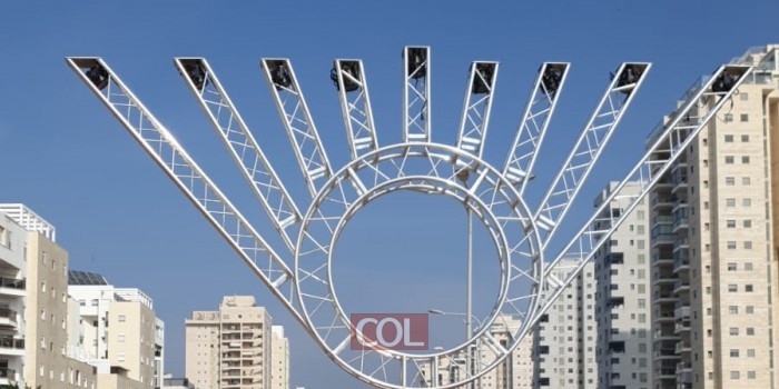 בעיר הדרומית, לחופי הים התיכון, מוכנים לחנוכה: חנוכיית ענק הוצבה במיקום בולט באשדוד. צפו