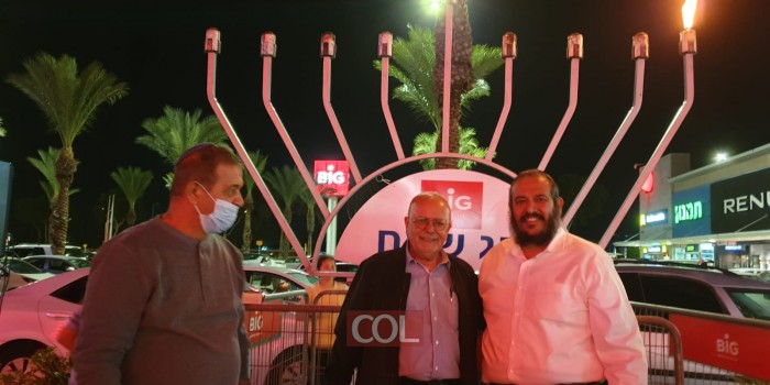 במרכז הקניות 'ביג' בצומת קסטינה כובד בהדלקת נר ראשון מר קובי אביבי ראש המועצה האזורית באר טוביה. את ההדלקה מארגנים מידי שנה האחים בצלאל מזרחי מ