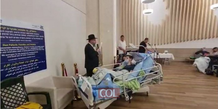נר שני של חנוכה הדליק הרב מנחם קוטנר מצעירי חב