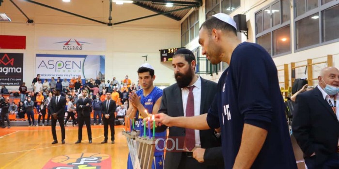 השליח הרב מנחם פלדמן הדליק נר שמיני לפני משחקה של הפועל נס ציונה נגד מכבי תל אביב בכדורסל 