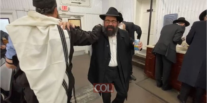 המשפיע הרב מיכאל טייב שנסע בראש קבוצת 'לוד נוסעת לרבי', בריקוד שמחה של 'דידן נצח'. צפו