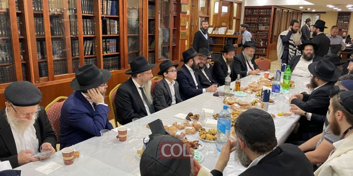 צפו: חזרת מאמר חסידות ואמירת 'לחיים' לרגל חגיגת בר מצווה של בן רב העיר נובוקוזנצק השליח הרב מנחם רבינוביץ, בהיכל בית הכנסת המרכזי בהשתתפות שלוחים ובני הקהילה (צילום: שייע בטוויטר)