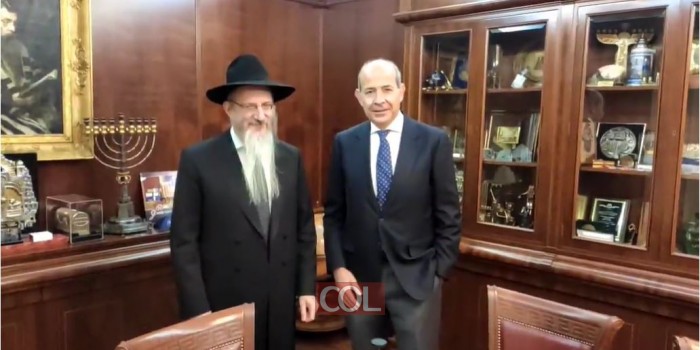 השגריר החדש של ספרד ברוסיה מר מרקוס גומז מרטינז במפגש עם הרב הראשי לרוסיה הרב בערל לאזאר, בלשכתו של הרב במרכז היהודי מרינה רושצ'ה במוסקבה