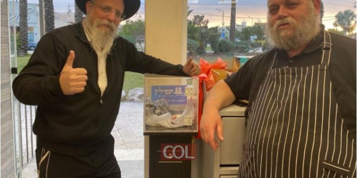 השליח הרב יוסי נחשון מנהל פרוייקט 'תפילין באהבה', הפתיע את ר' מאיר פרידמן מבעלי חנות 'גיטלה' בכפר חב''ד והציב במקום דוכן תפילין לטובת המבקרים הרבים בחנות. צפו