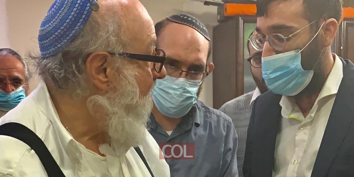 השליח הרב חיים ליוי רב קהילת סידני'ס שול באוסטרליה בדברי ניחומים וחיזוק בשם הקהילה ליונתן פולארד בעקבות פטירת אשתו אסתר ע