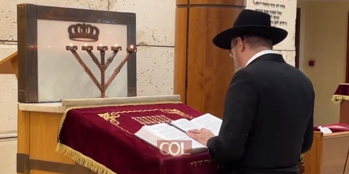 רבה הראשי לשל רוסיה, השליח הרב בערל לאזאר באמירת קדיש בבית הכנסת המרכזי במוסקבה, לרגל יום היארצייט ה-25 של בתו, השליחה חיה מושקא לאזאר ע