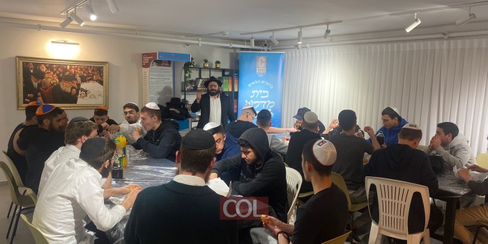 בסיום לימוד החברותות השבועי: ריקודי שמחה לרגל חודש אדר בחב''ד לנוער סניף חולון, בראשות השליח הרב מנדי מלכא, יחד עם קבוצת 'תמימים' מהישיבה המרכזית בכפר חב''ד שלומדים תורה בחברותא עם הנערים • צפו