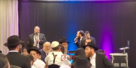 שמחת חתן כלה: הזמר מנדי ברוד משמח עם הקלידן יוסף חיים בחתונת משפחות פלדמן מכפר חב