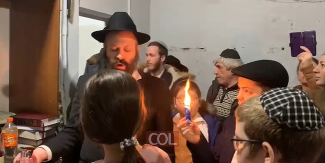 בעוד קולות פיצוצים נשמעים ברקע ללא הפוגה, השליח הרב מוטי לבנהרץ עורך הבדלה במקלט שבו הסתופפו כ-80 איש מאנשי הקהילה ומשפחות השלוחים במהלך השבת