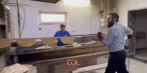 גם ההפגזות לא יעצרו את הכנת 100 טון מצות לחג הפסח: 90 עובדים במאפיית המצות בעיר דנייפרו באוקראינה המשיכו גם היום בעבודה במלאכה החשובה - שלא יחסר לאף יהודי במדינה, מצה שמורה לחג 