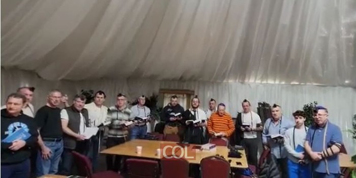 בבית חבד בלונג איילנד בראשות השליח הרב נחום טננבוים, התקבצו הבוקר יהודים רבים להנחת תפילין המונית, עם 'מי שברך' ומסר עידוד שנשלח לקהילות באוקראינה. צפו: