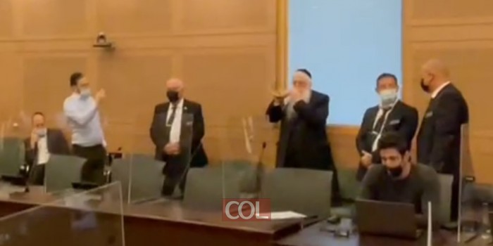 ח״כ פרוש תקע בשופר וקרא פרקי תהילים בועדת החוקה והפסיק את פעילות הועדה, זאת בעקבות התנהלותו הפוגענית של יו״ר הועדה גלעד קריב כשניצל את חסינותו והכניס ספר תורה לעזרת הנשים ברחבת הכותל בניגוד לתקנות 