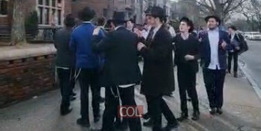 קבוצת הבחורים מישיבת 'תומכי תמימים' בבני ברק, בליווי התלמידים השלוחים, בריקוד 'צאתכם לשלום' בחצר 770, רגע לפני חזרתם לארץ הקודש (צילום: דב בער הכטמן)