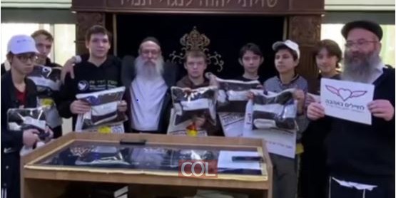תודה רבה, ספסיבה: ילדי בית היתומים הפליטים מז'יטומיר, בראשות השליח הרב שלמה וילהלם, מודים לרב יוסי נחשון מנהל פרוייקט 'לחיילים באהבה' על 8 סטים מהודרים של טלית ותפילין. צפו