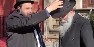 הרב נועם רוט, משליחי הרבי בירושלים, מברך בברכת כהנים ברחוב בקראון הייטס את הרב קלמן ויינפלד, רב בית הכנסת 'אליעזר יצחק' בשכונה ומראשי ארגון הכשרות העולמי Ok, לרגל יום הולדתו