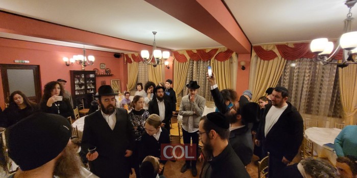'בין ישראל לעמים': עשרות יהודים פליטים מאוקראינה שומעים הבדלה מיד עם צאת השבת מהשליח הרב שלום גופין שנמלט מקייב, וקבע את משכנו החדש יחד עם בני קהילתו ביאסי שברומניה 