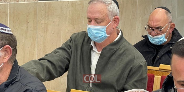 שר הבטחון בני גנץ על הכיסא של אביו נחום ז