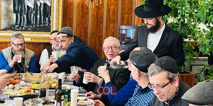 המחנך הרב אברהם גדז', בסיום מסכת והתוועדות חסידית במלאות 11 חודש מפטירת אמו, המחנכת ואשת החסד יפה גדז' ע