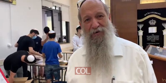 לכל בית בעיר: כ-8,000 סטים של מצות כשרות נארזות כעת לקראת הפסח, בבית חב